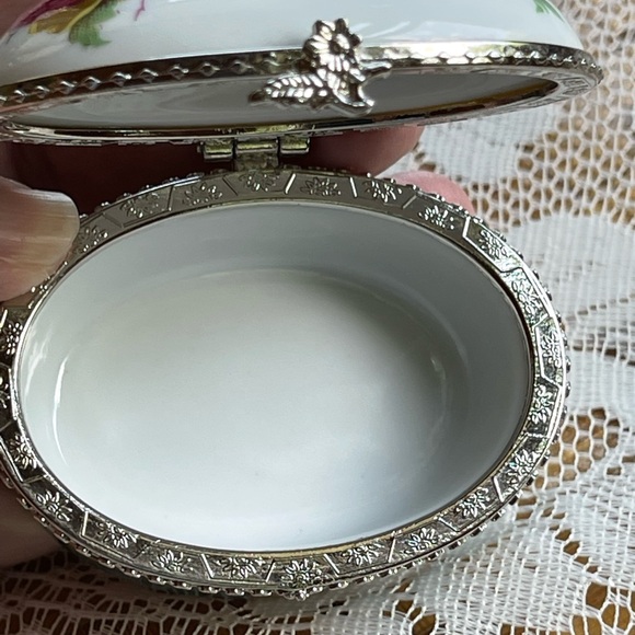 Mini porcelain box w/hinged lid, vintage - Picture 7 of 16